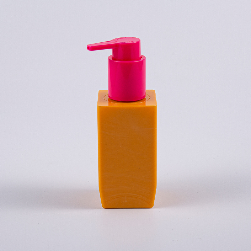 Alternativer med flere farger Firkantet form 50 ml PETG tykkvegg lotionflaske med plastpumpe 