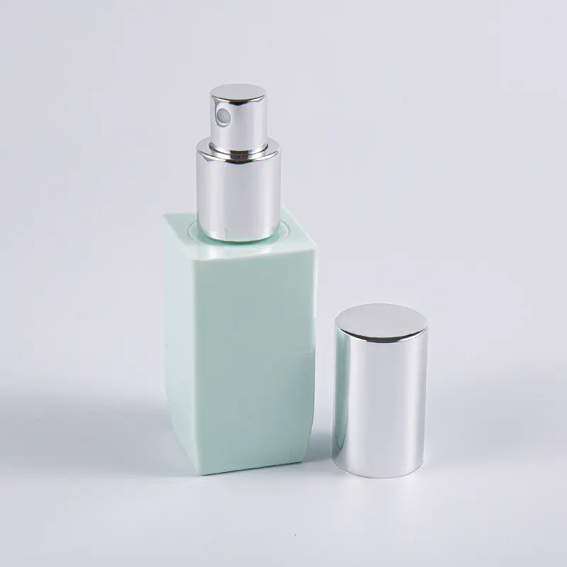 Alternativer med flere farger Firkantet form 50 ml PETG tykkvegg lotionflaske med aluminiumspumpehette 